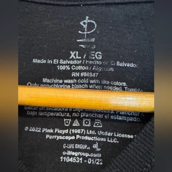 PINK FLOYD Men’s Black Tee with Colorful Graphic - Picture 4 of 4